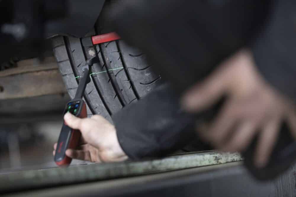 Test af dæk hos dækcenter i Nyborg nær Odense